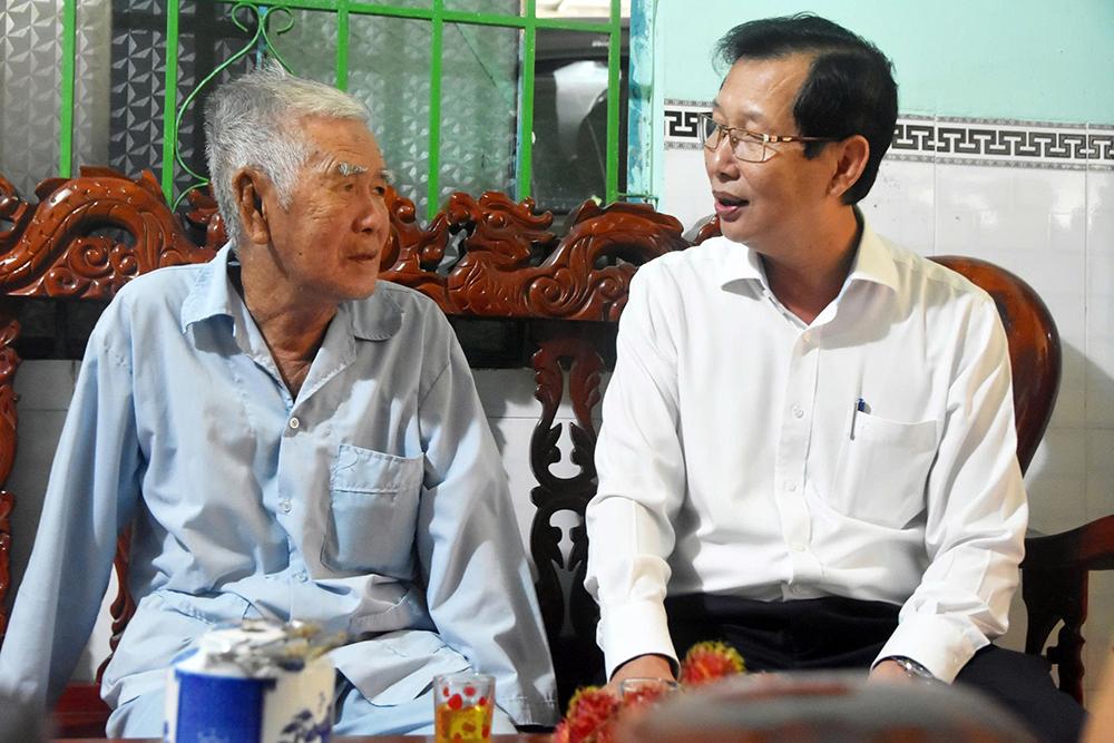 Phó Chủ tịch UBND tỉnh An Giang Lê Văn Phước thăm, tặng quà gia đình chính sách