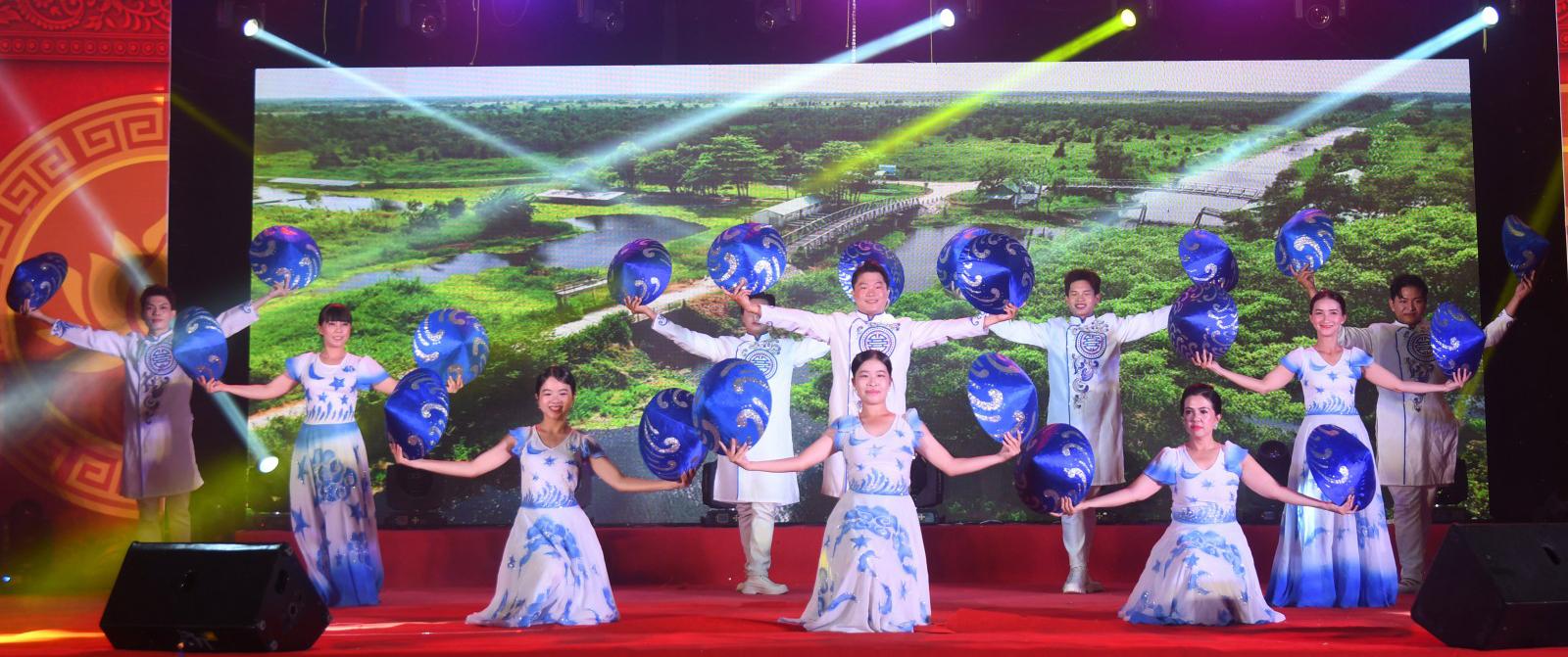 Khai mạc lễ hội truyền thống kỷ niệm ngày mất bà Mạc Mi Cô và ông Mạc Thiên Tích