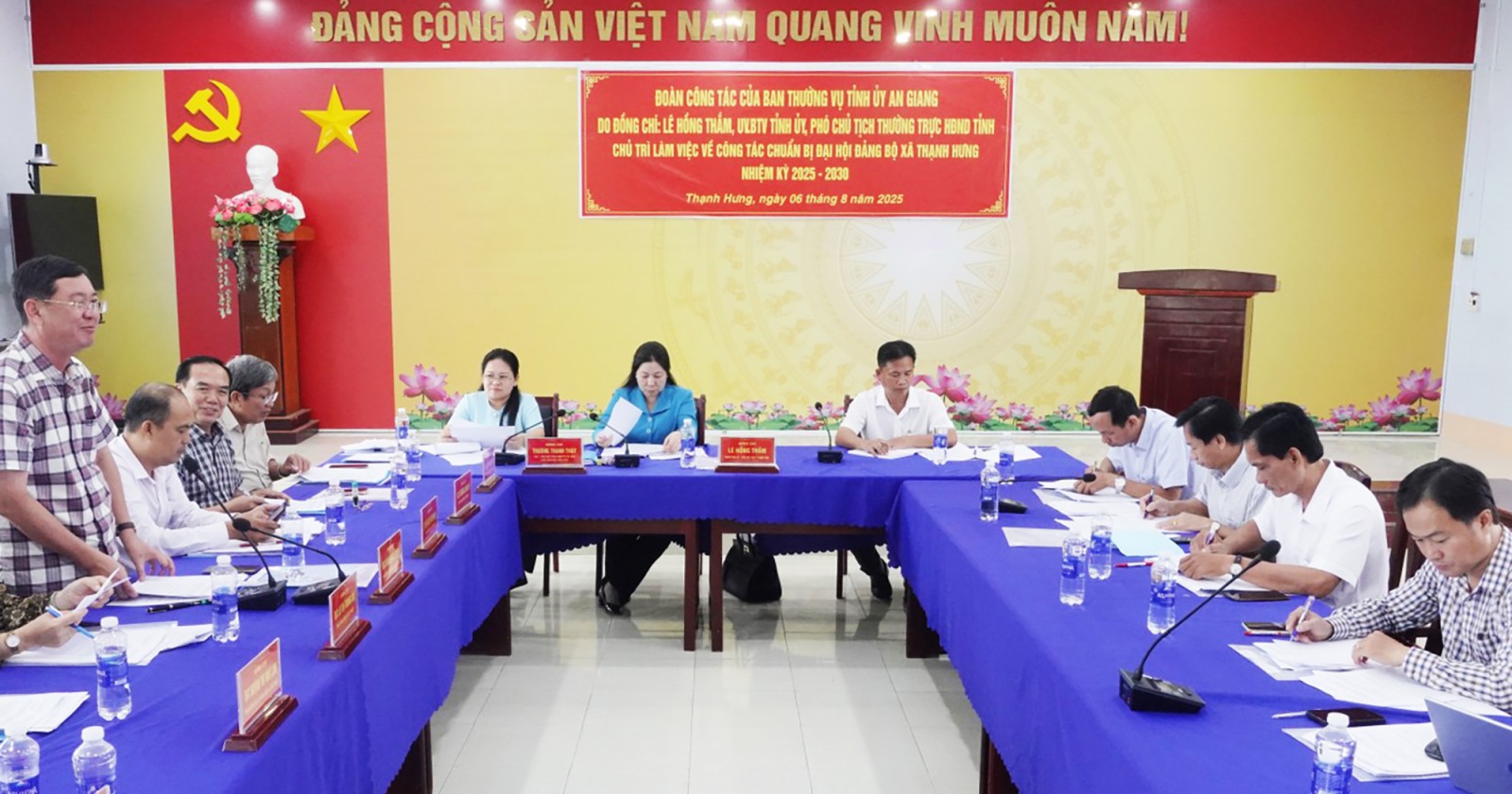 Đồng chí Lê Hồng Thắm làm việc với xã Thạnh Hưng, Hòa Hưng về công tác chuẩn bị đại hội đảng bộ xã