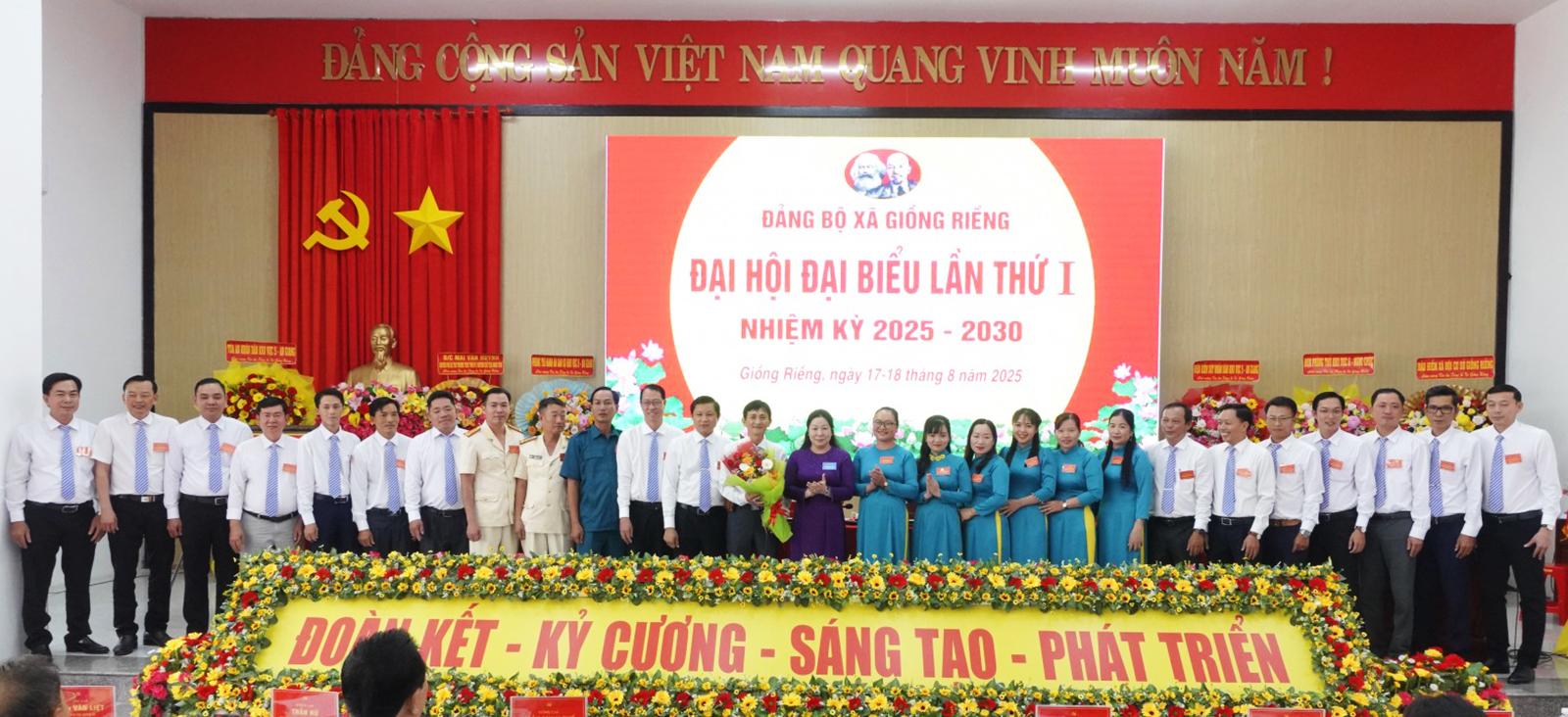 Ủy viên Ban Thường vụ Tỉnh ủy, Phó Chủ tịch Thường trực HĐND tỉnh An Giang Lê Hồng Thắm dự Đại hội Đảng bộ xã Giồng Riềng