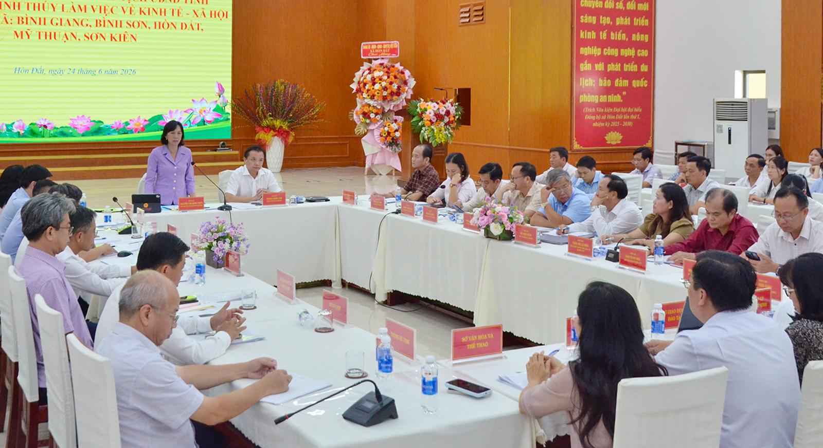 Phó Chủ tịch UBND tỉnh Nguyễn Thị Minh Thúy làm việc với 5 xã về tình hình phát triển kinh tế - xã hội