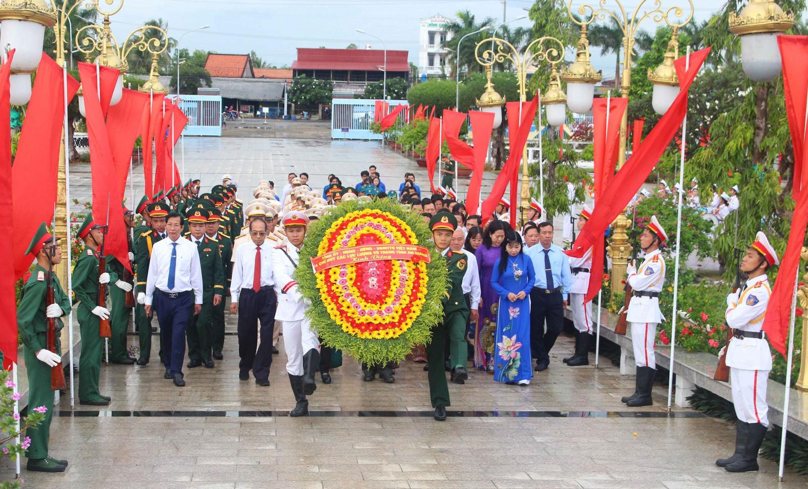 Lãnh đạo tỉnh An Giang viếng Nghĩa trang Liệt sĩ tỉnh