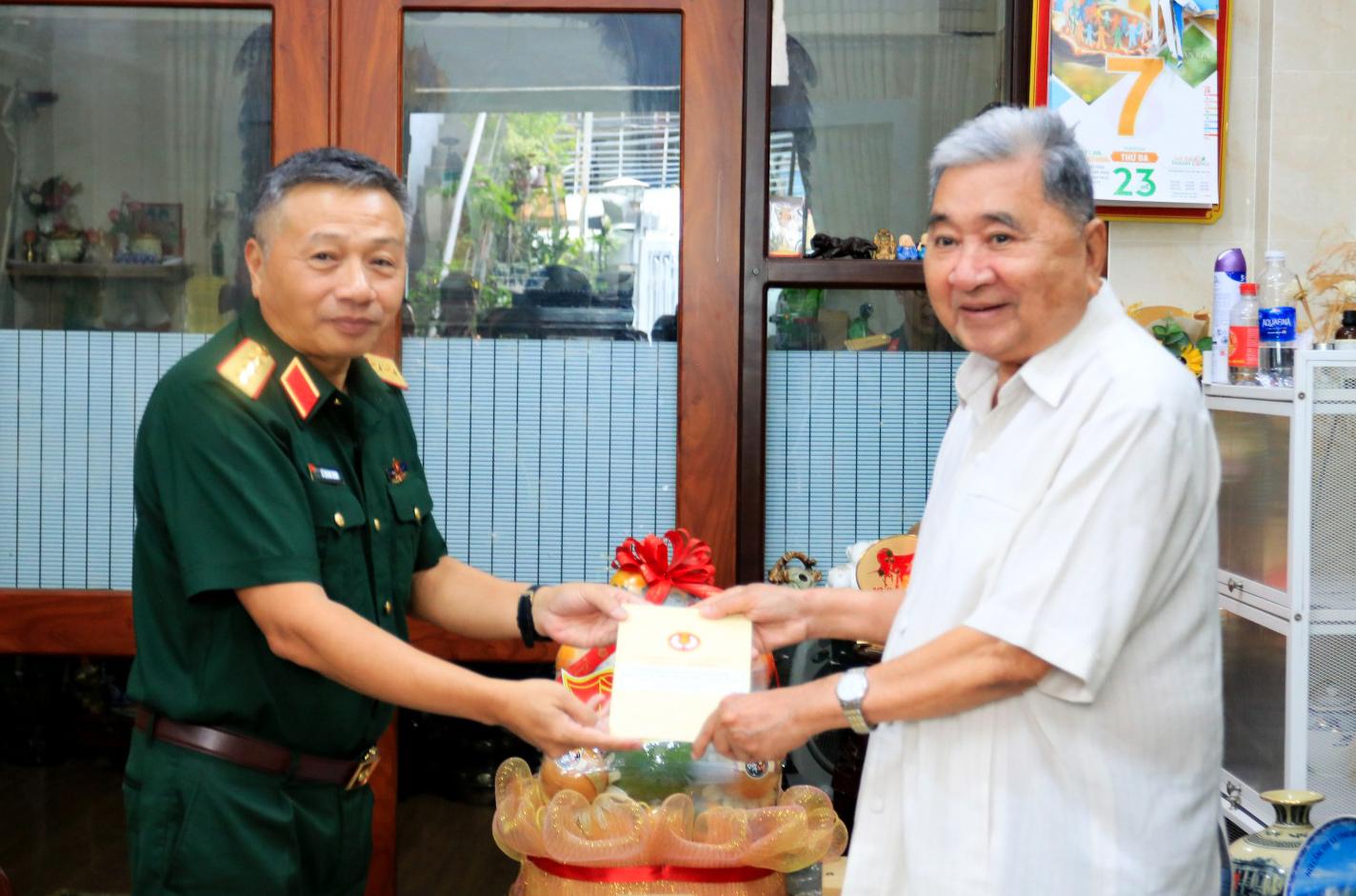 Thượng tướng Lê Quang Minh, Phó Chủ nhiệm Tổng cục Chính trị QĐND Việt Nam thăm, tặng quà Thượng tướng Bùi Văn Huấn Thượng tướng Lê Quang Minh, Phó Chủ nhiệm Tổng cục Chính trị QĐND Việt Nam tặng quà Thượng tướng Bùi Văn Huấn, Nguyên Phó Chủ nhiệm Tổng cục Chính trị QĐND Việt Nam