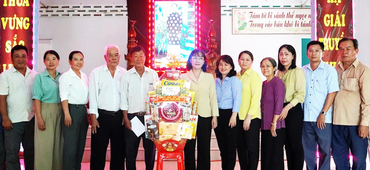 Sở Dân tộc và Tôn giáo tỉnh An Giang thăm Ban Trị sự Phật giáo Hòa Hảo xã Bình Thạnh Đông
