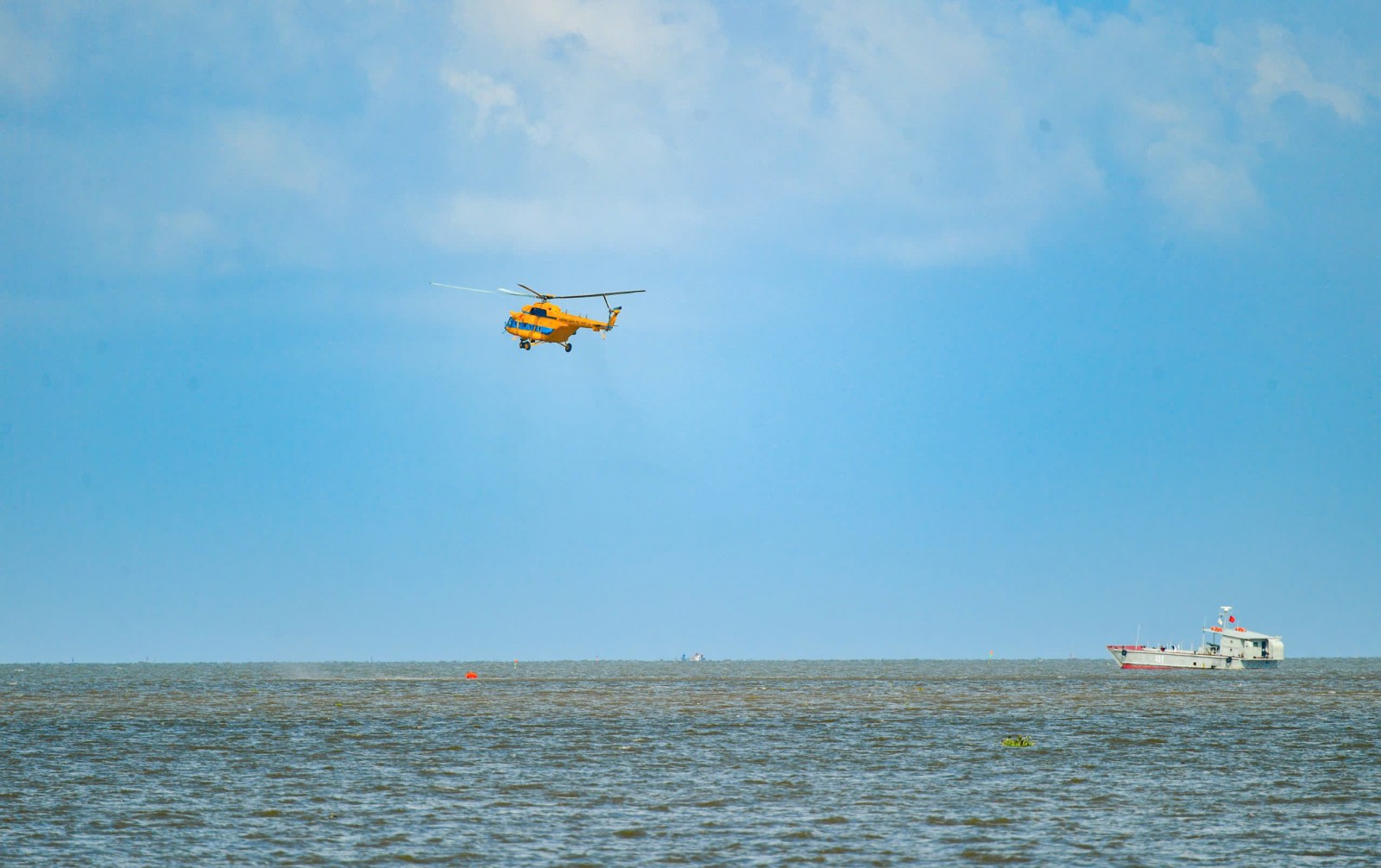 Thực hành bay huấn luyện trên vùng biển phường Rạch Giá