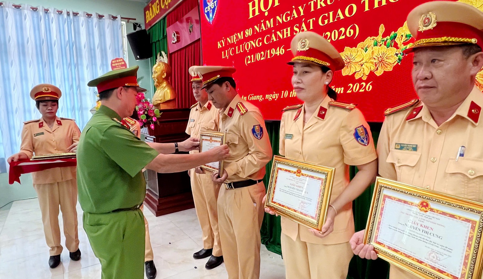 Trao giấy khen cho các cá nhân