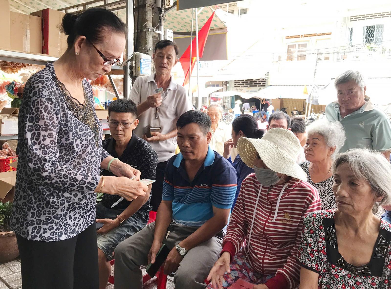 Nhân dân phấn khởi nhận quà Tết Độc lập