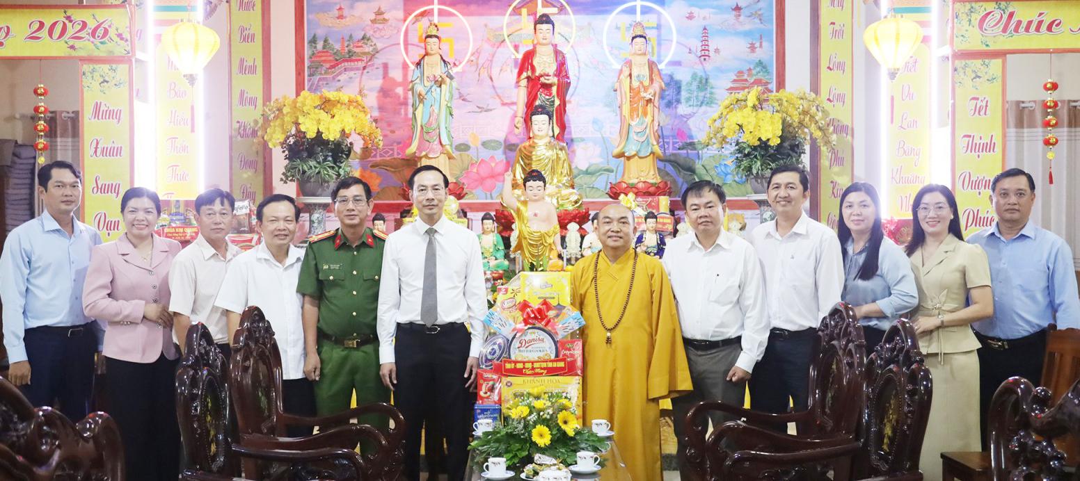 Phó Bí thư Thường trực Tỉnh ủy, Chủ tịch HĐND tỉnh An Giang Nguyễn Thanh Nhàn thăm cơ sở thờ tự tại phường Rạch Giá và Hà Tiên