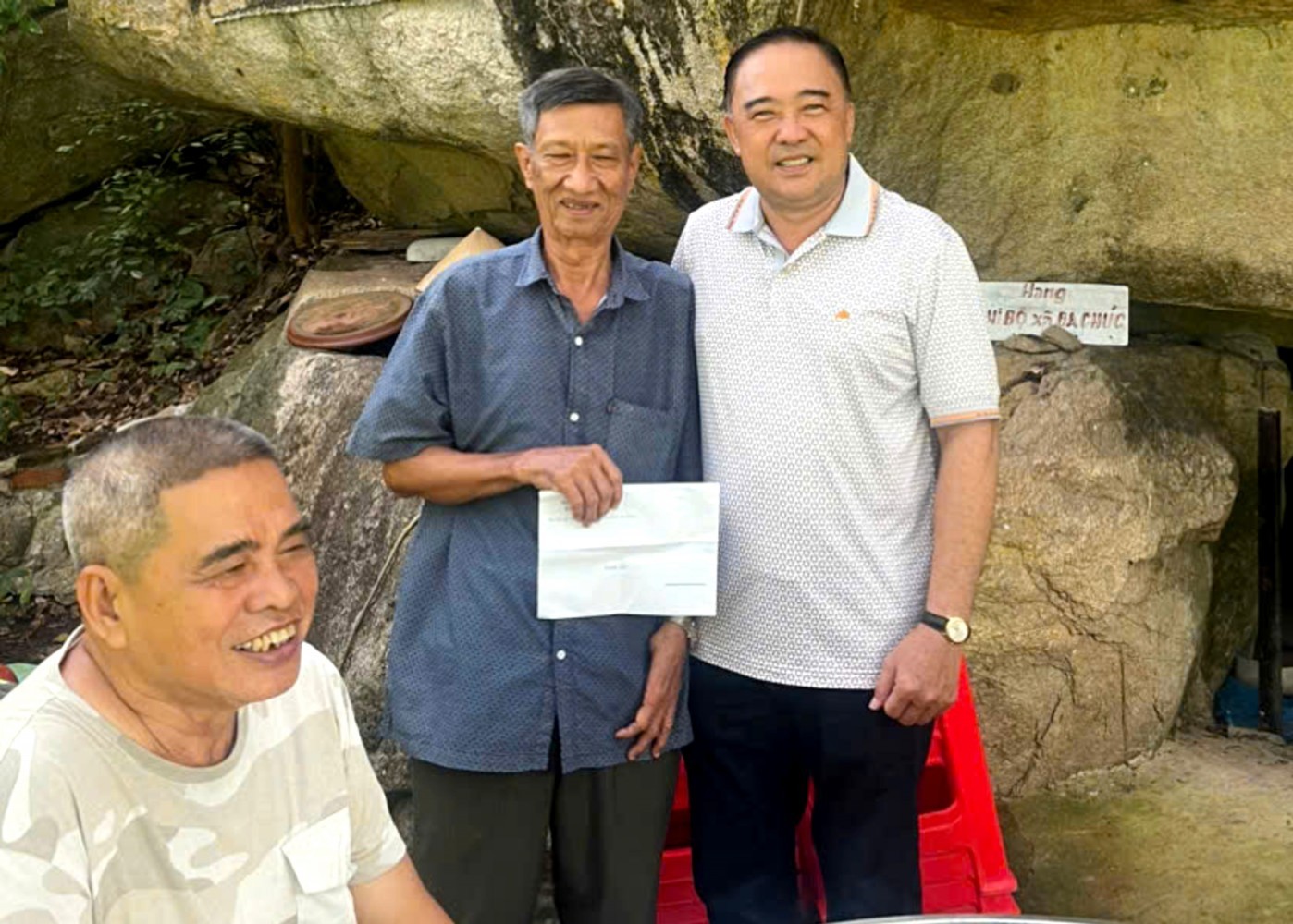 Bí thư xã Ba Chúc thăm các đồng chí lão thành cách mạng, nhân dịp Quốc khánh 2/9