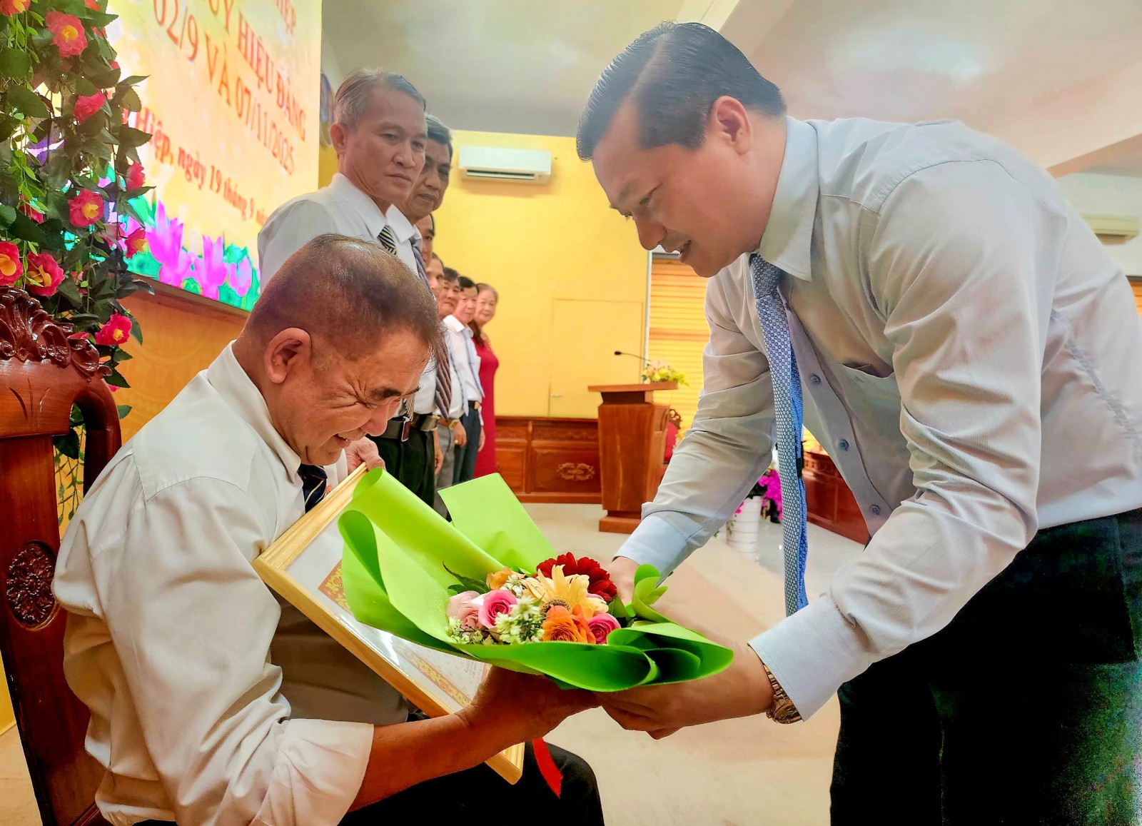 Tân Hiệp trao Huy hiệu Đảng cho 36 đảng viên