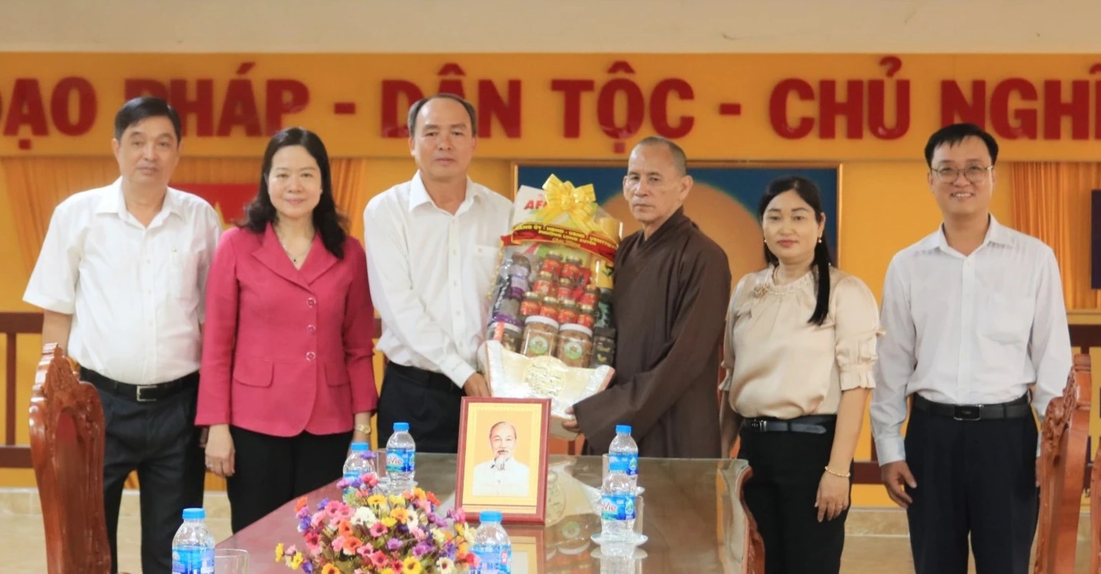Đoàn công tác Đảng ủy phường Long Xuyên tặng quà chúc mừng Đại lễ Phật đản, chùa Bình An