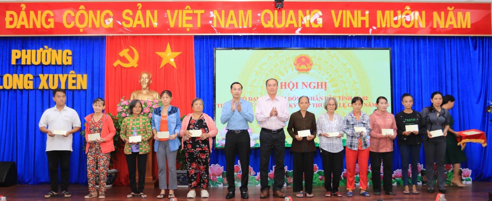 Đại biểu HĐND tỉnh tiếp xúc cử tri hai phường Long Xuyên và Bình Đức
