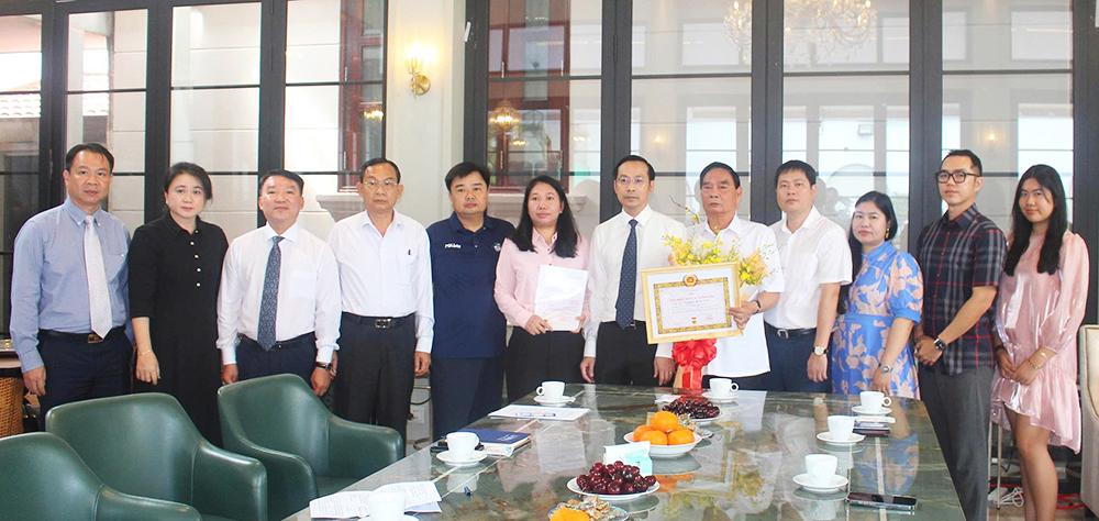 Ban Thường vụ Tỉnh ủy An Giang trao tặng Huy hiệu 55 năm tuổi Đảng cho đồng chí Nguyễn Kim Thu