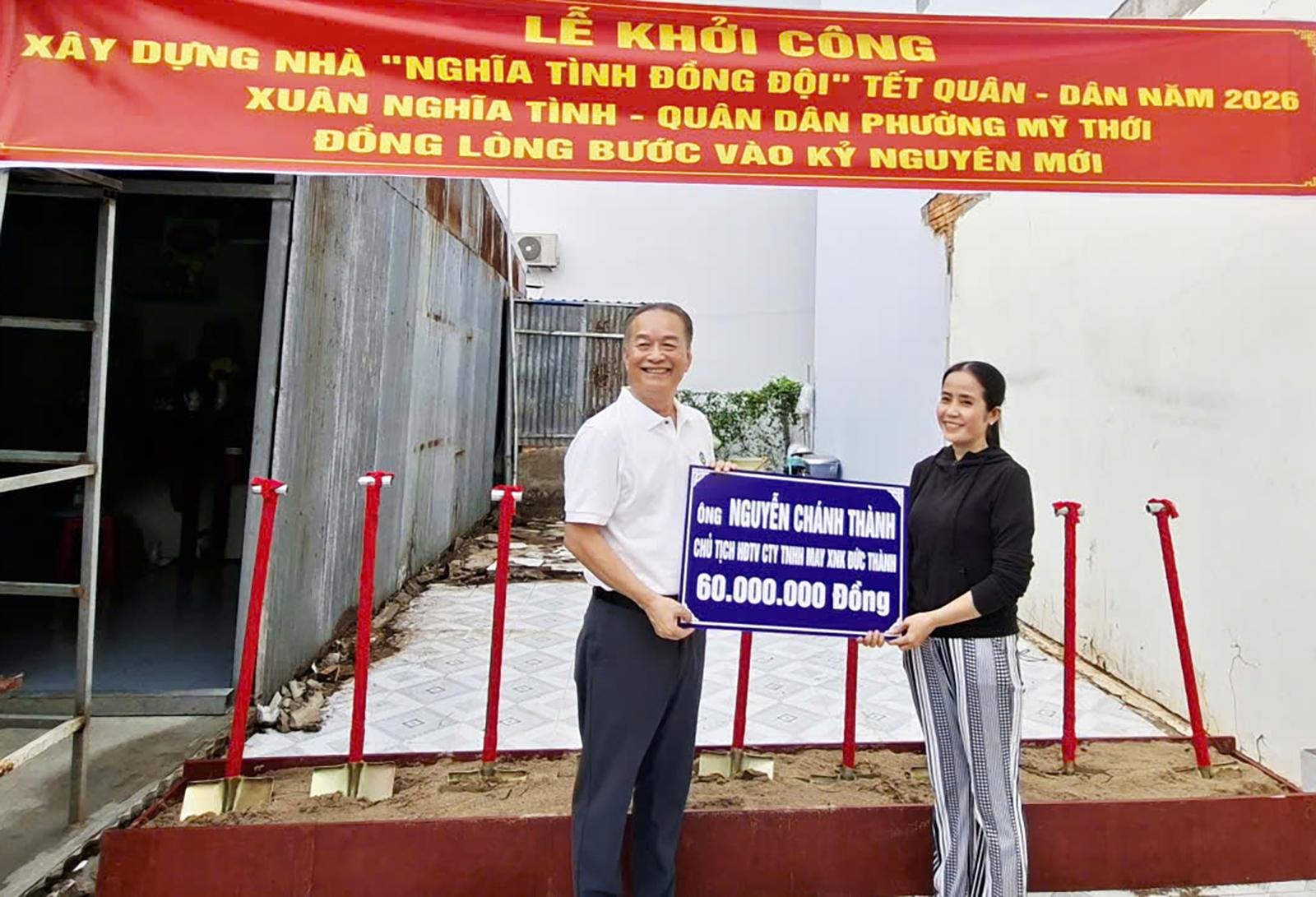 Trao bảng tượng trưng hỗ trợ tiền cho hộ gia đ&igrave;nh