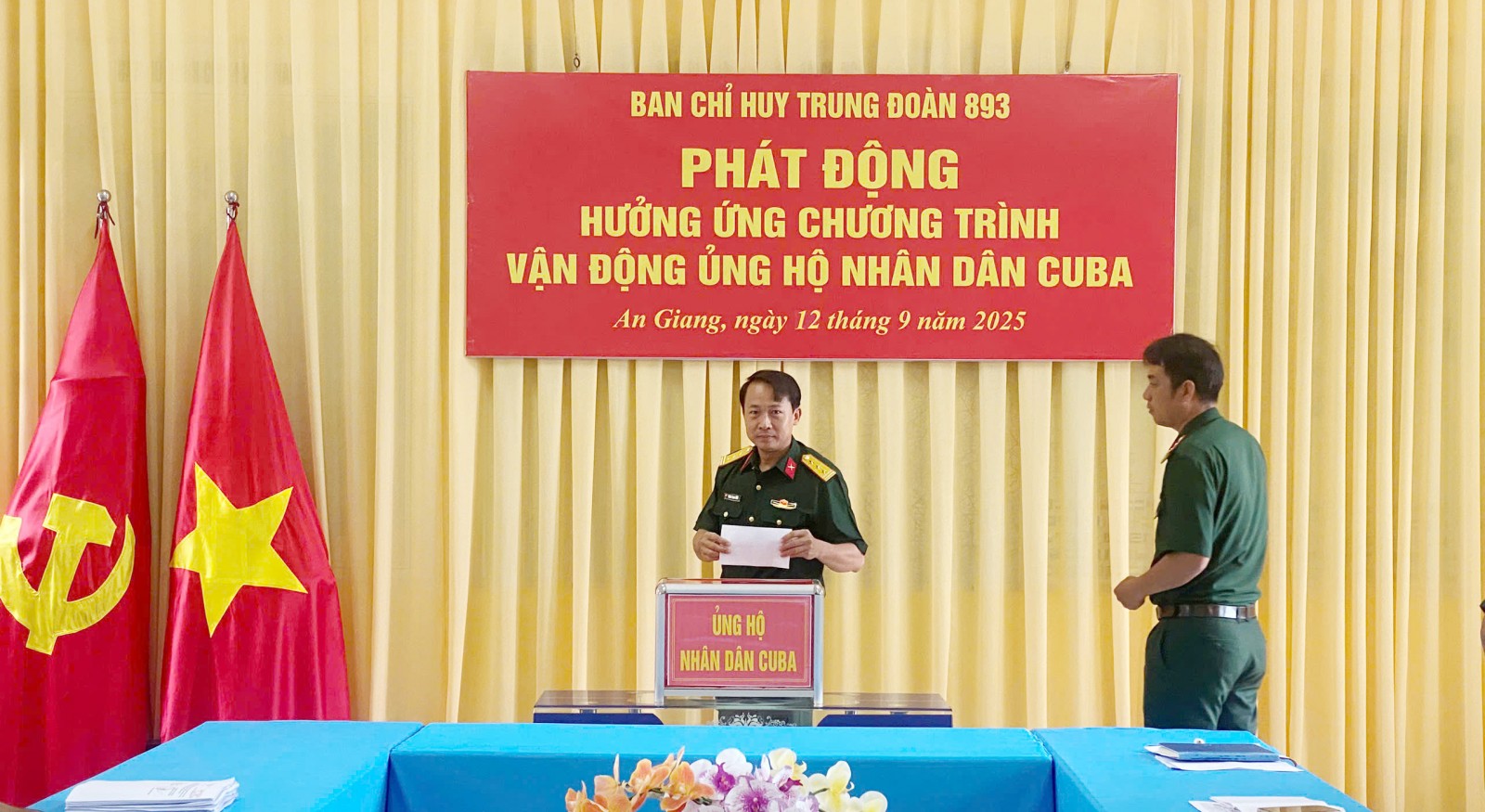 Cán bộ, chiến sĩ Trung đoàn 893 quyên góp ủng hộ Nhân dân Cuba