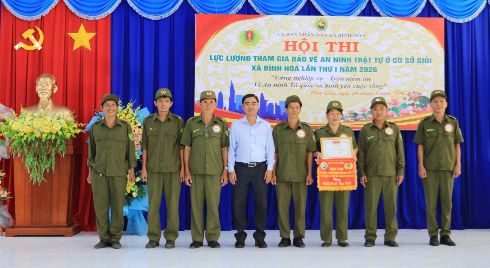 Chủ tịch UBND xã Nguyễn Tấn Phong, Trưởng Ban Chỉ đạo Hội thi trao giải Nhất cho đội xuát sắc