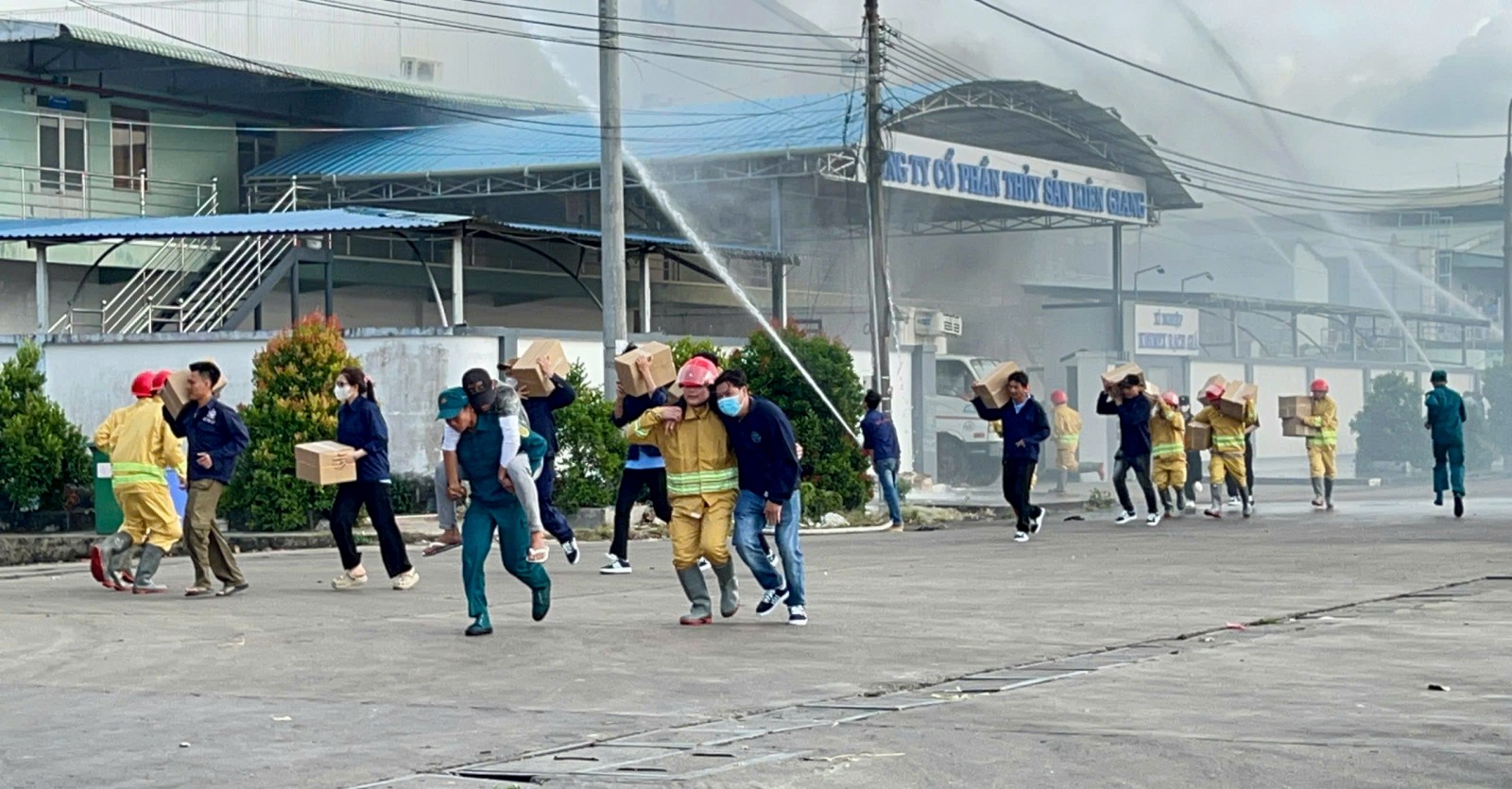 Diễn tập phương án chữa cháy và cứu nạn, cứu hộ tỉnh An Giang năm 2025 Lực lượng tham gia sơ tán và cứu người