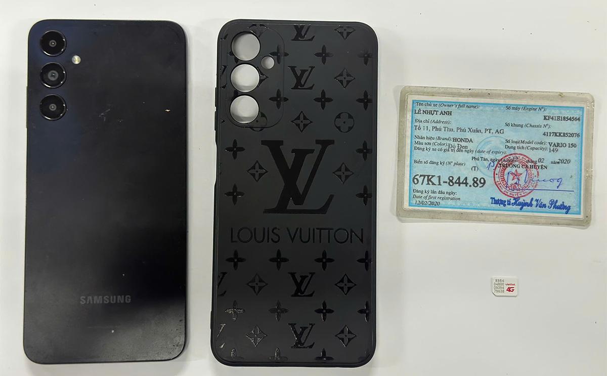 Tạm giữ hình sự đối tượng cướp giật tài sản