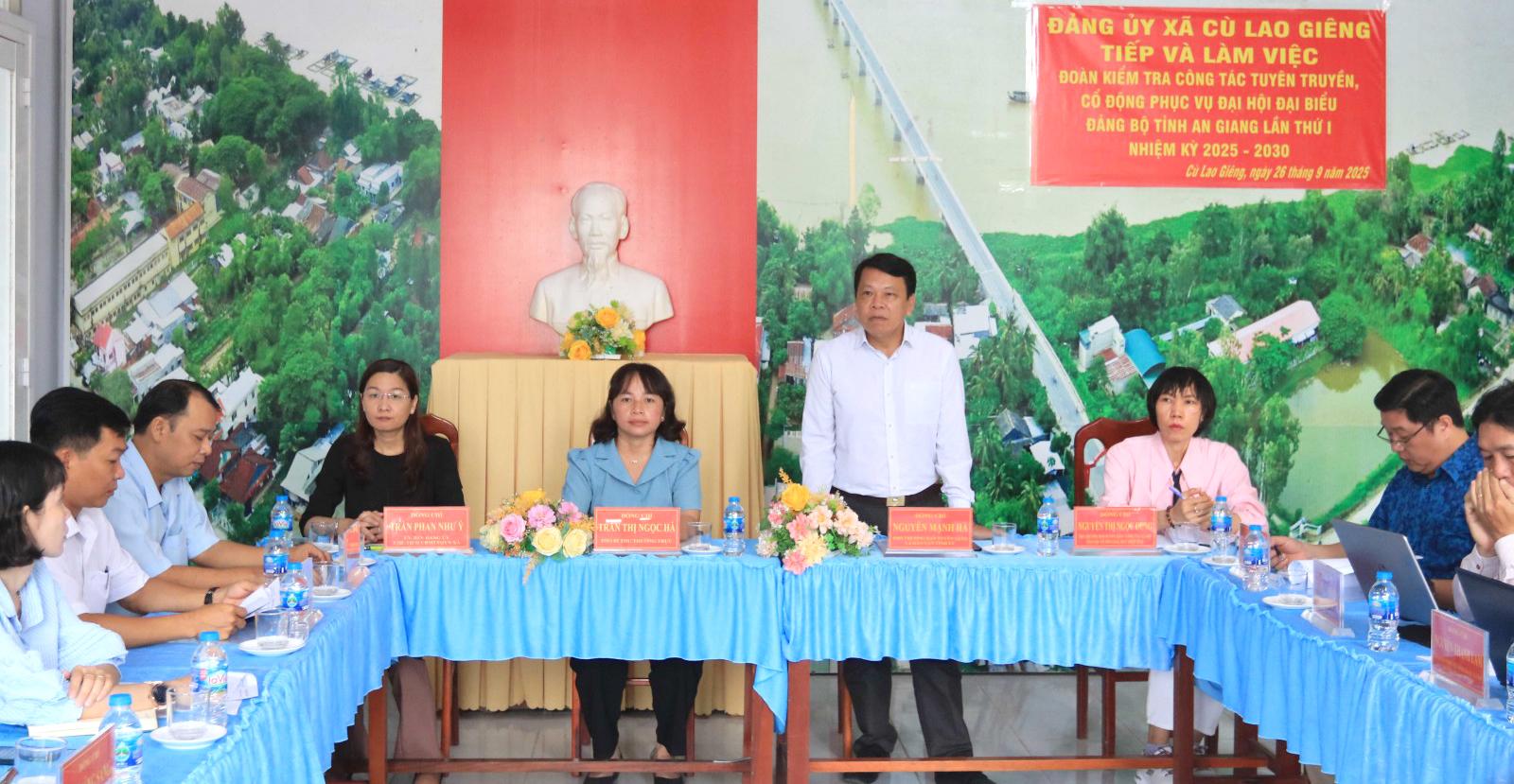 Kiểm tra công tác tuyên truyền, cổ động phục vụ Đại hội đại biểu Đảng bộ tỉnh An Giang lần thứ I tại 2 xã, phường