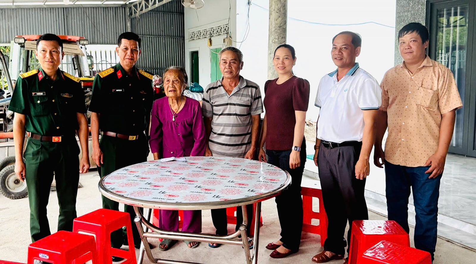 Thăm, tặng quà Anh hùng Lực lượng vũ trang Nhân dân và gia đình chính sách ở xã Ô Lâm