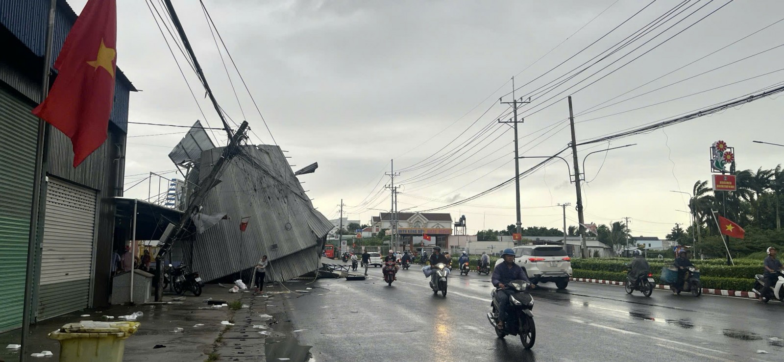 Mưa dông làm sập 1 căn nhà tại xã Bình An