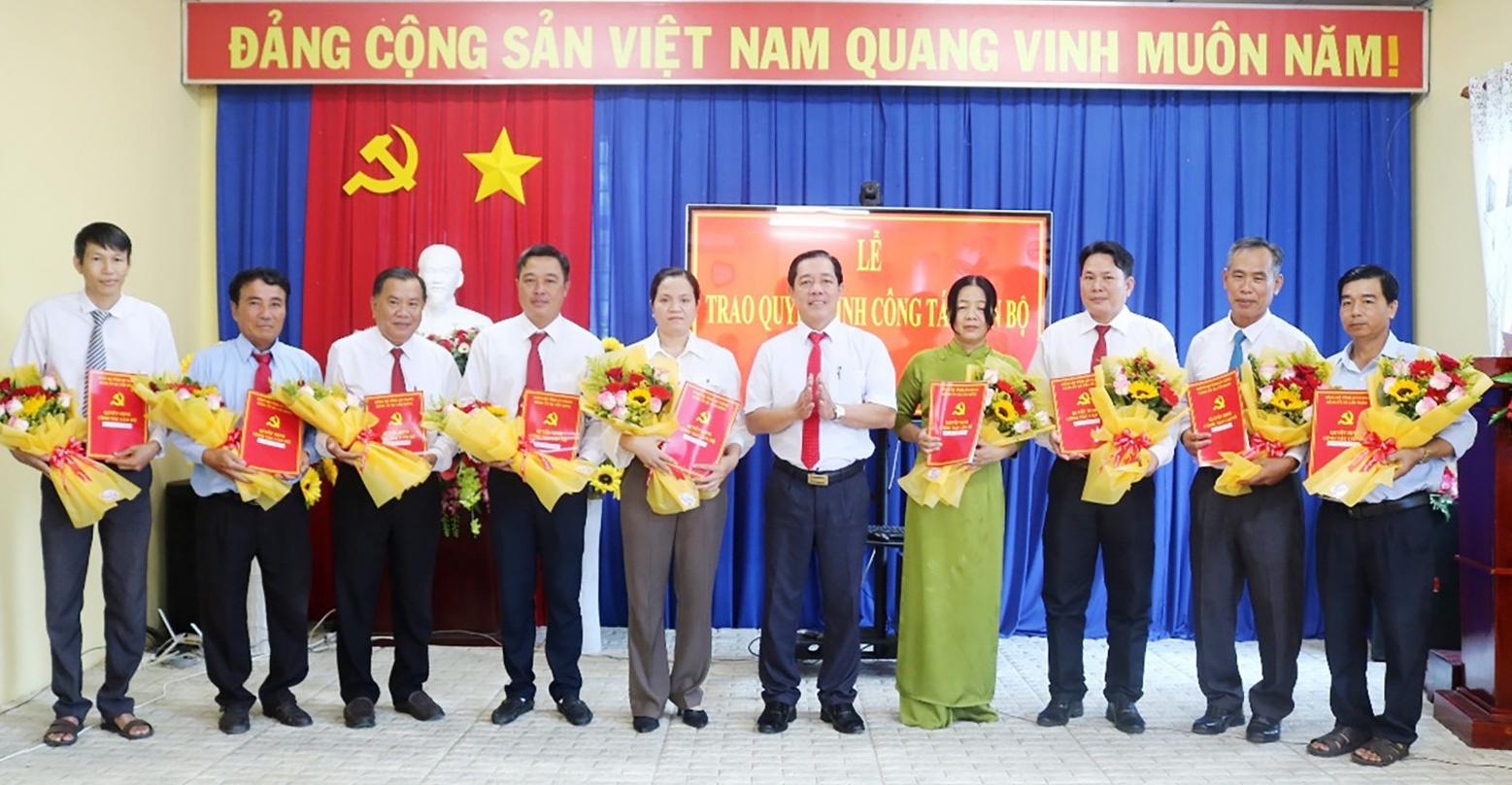 Đảng ủy các xã trao quyết định công tác cán bộ