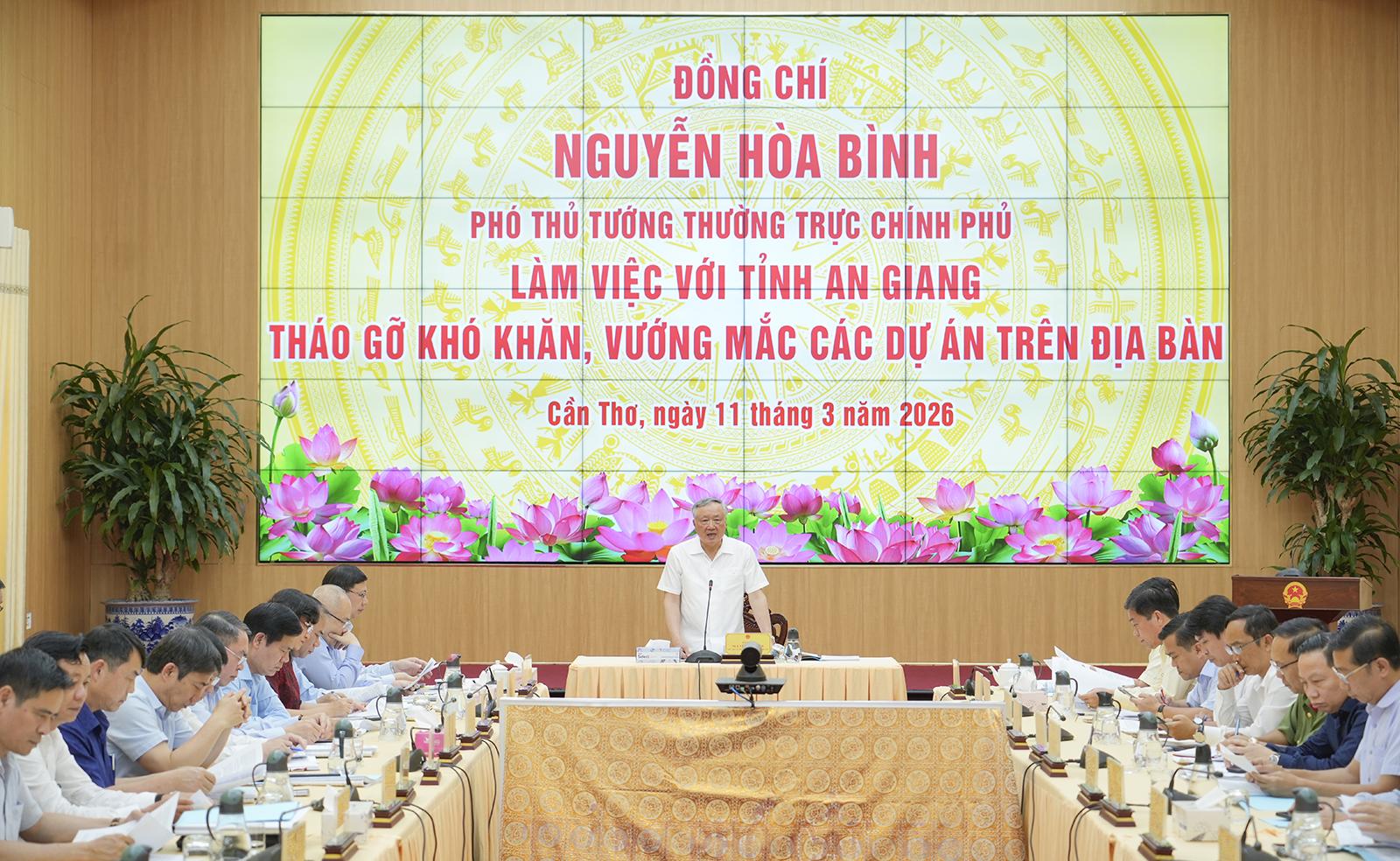 Phó Thủ tướng Thường trực Chính phủ Nguyễn Hòa Bình làm việc với UBND tỉnh An Giang