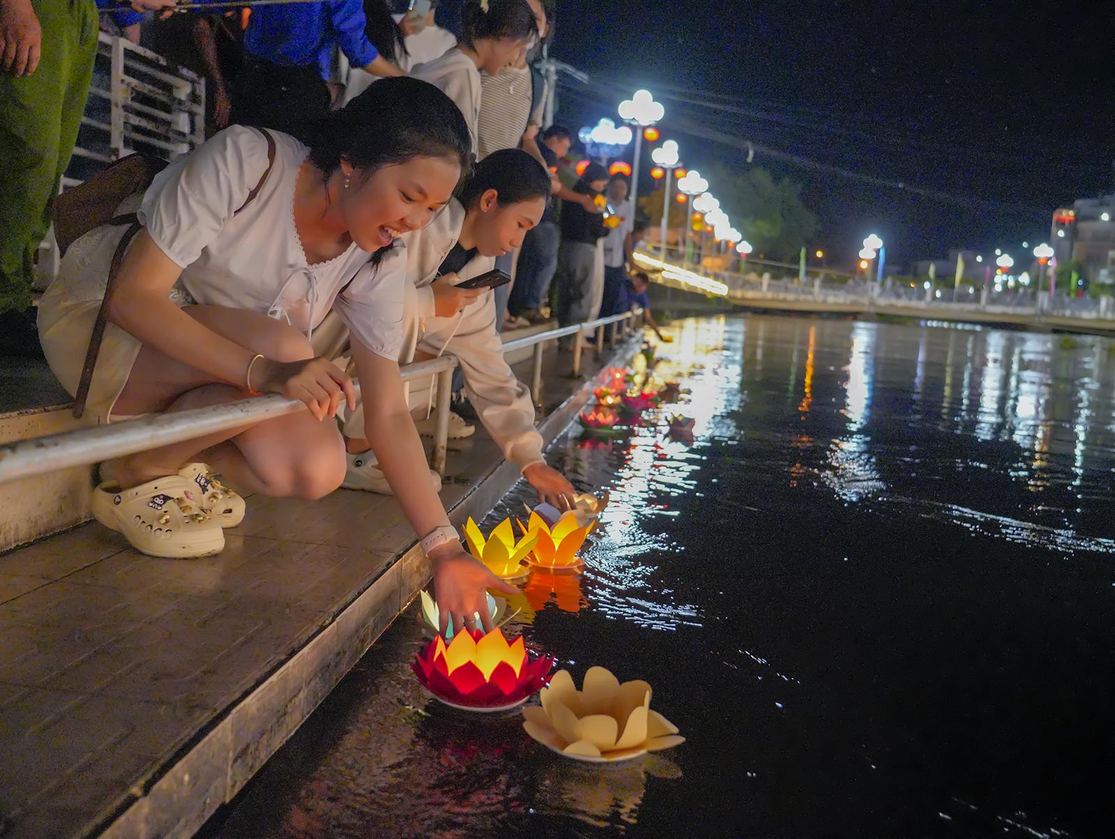 Hàng ngàn hoa đăng lung linh tỏa sáng trên sông Kiên
