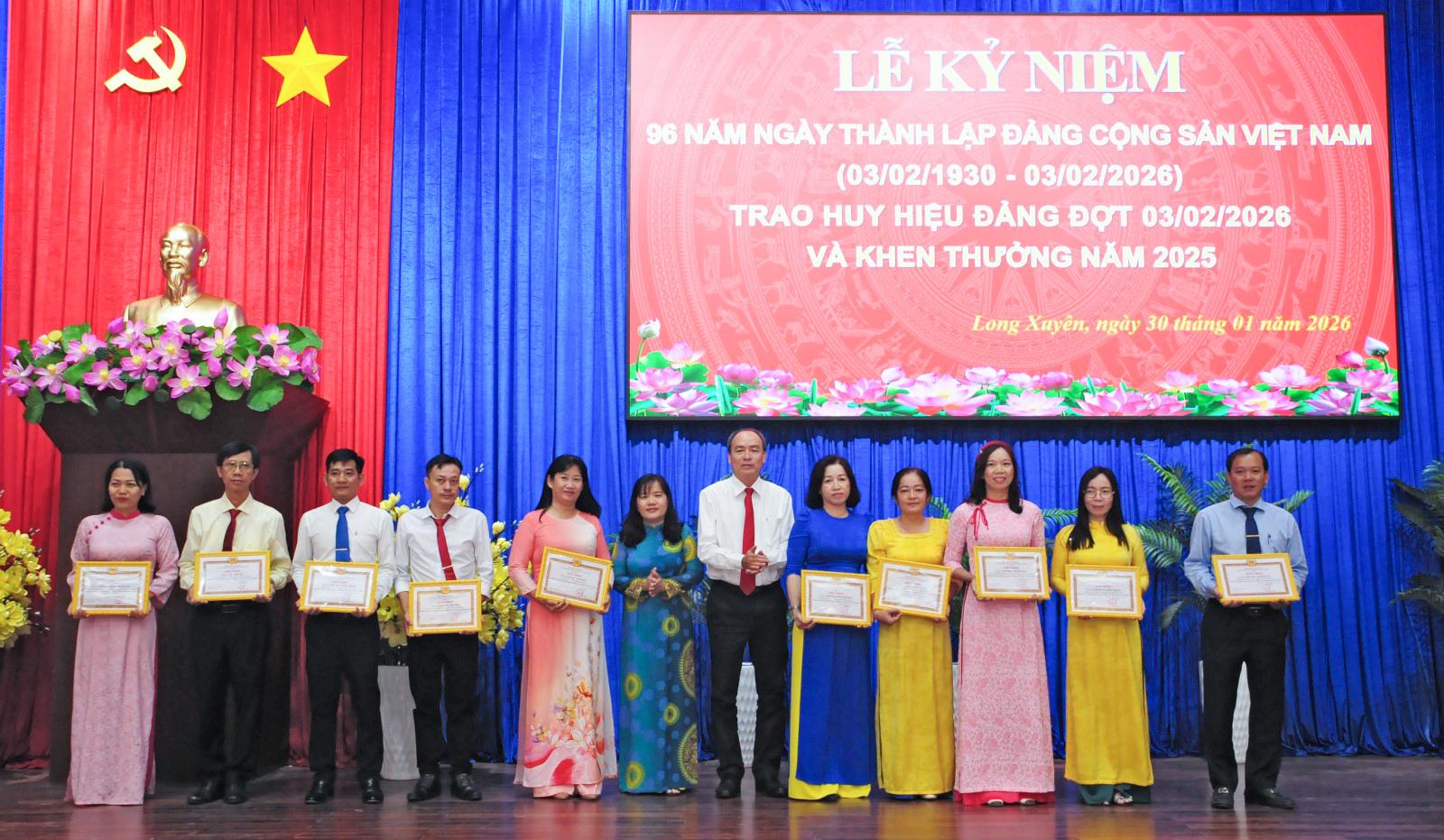 khen thưởng c&aacute;c c&aacute; nh&acirc;n