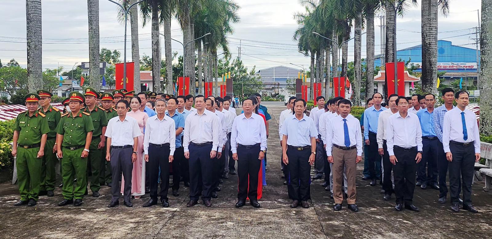 Lãnh đạo 3 xã viếng Nghĩa trang liệt sĩ xã Tân Hiệp