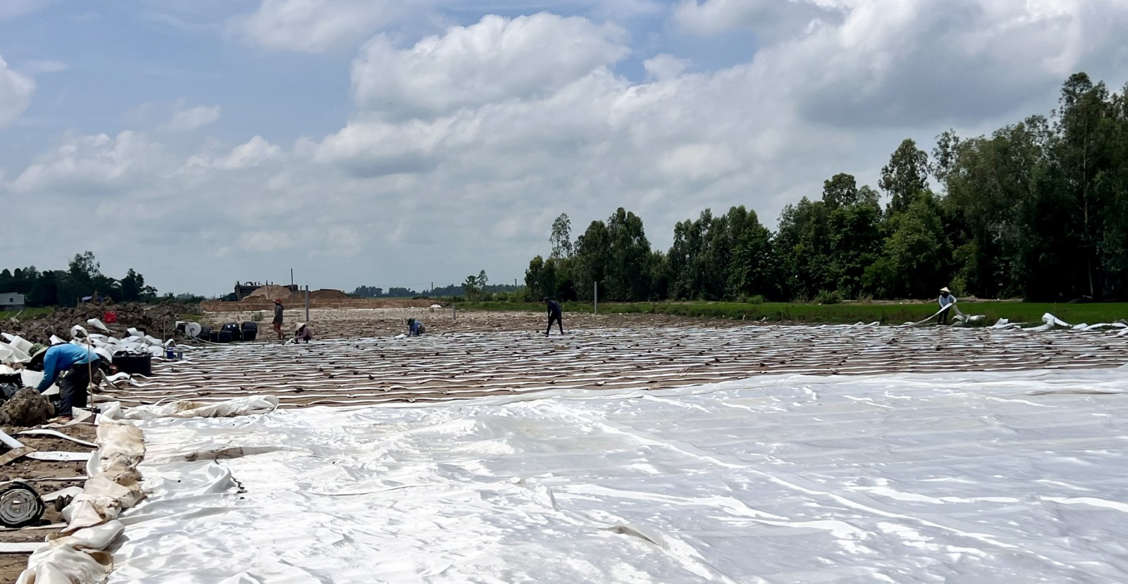 Lực lượng cán bộ kỹ thuật, công nhân vẫn thi công liên tục trên công trình