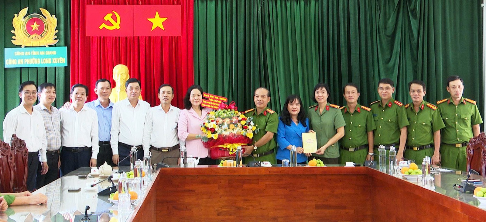 Lãnh đạo phường Long Xuyên chúc mừng Công an phường, nhân kỷ niệm 80 năm Ngày truyền thống Công an nhân dân Việt Nam
