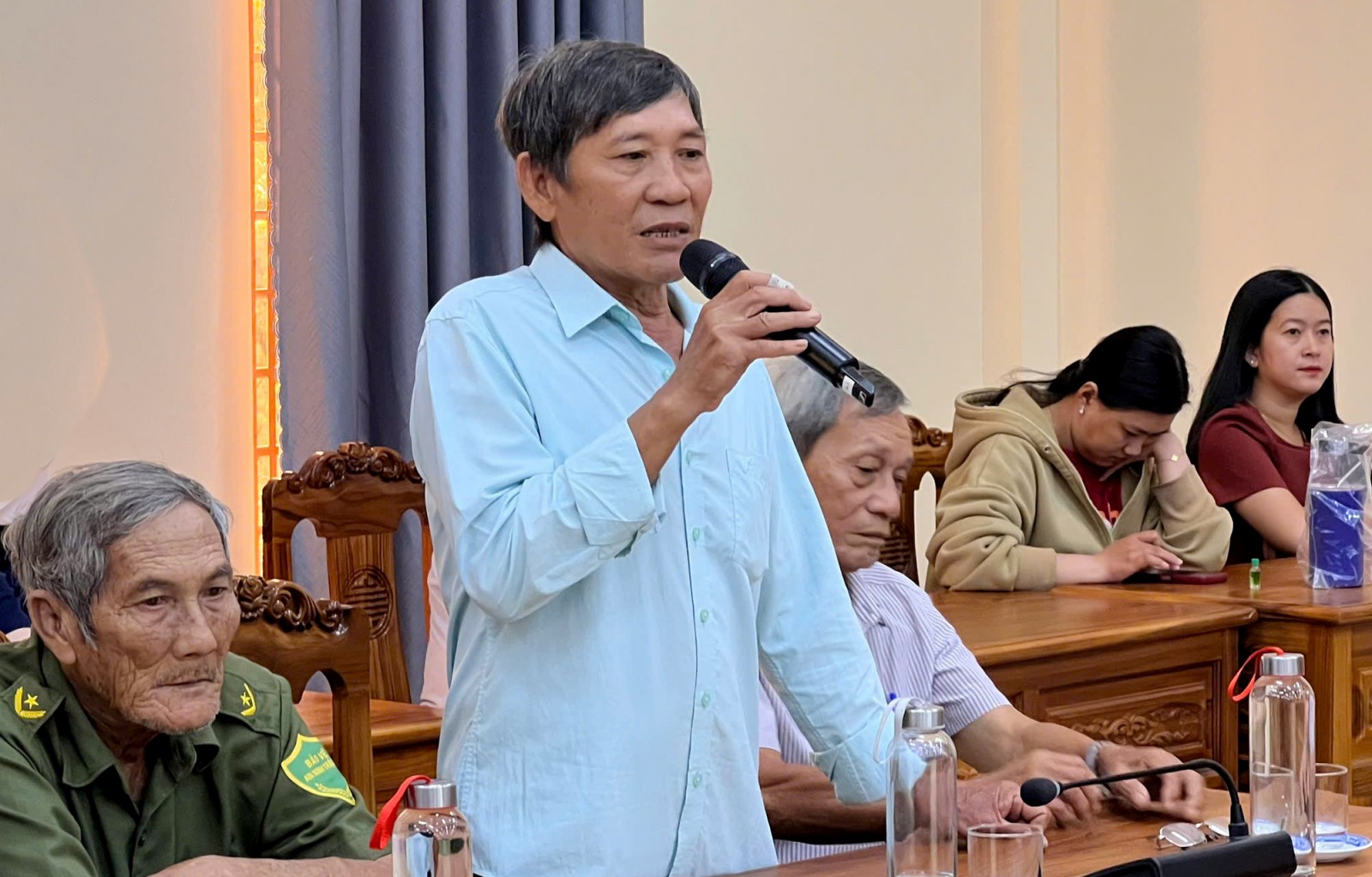 Đại biểu HĐND tỉnh tiếp xúc cử tri hai phường Long Xuyên và Bình Đức Cử tri Lưu Văn Sáu, phường Long Xuyên đóng góp ý kiến