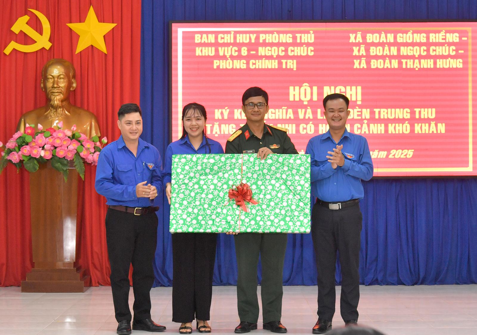 Ban Chỉ huy phòng thủ khu vực 6 - Ngọc Chúc ký kết nghĩa với tổ chức Đoàn địa bàn đóng quân