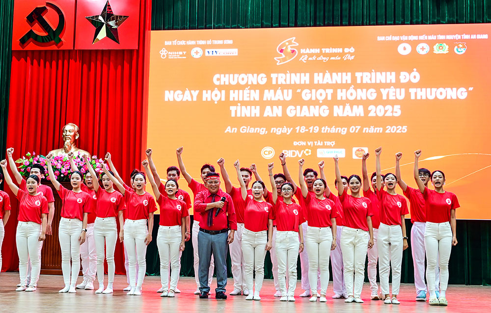An Giang khai mạc Chương trình hành trình đỏ “Giọt hồng yêu thương” năm 2025