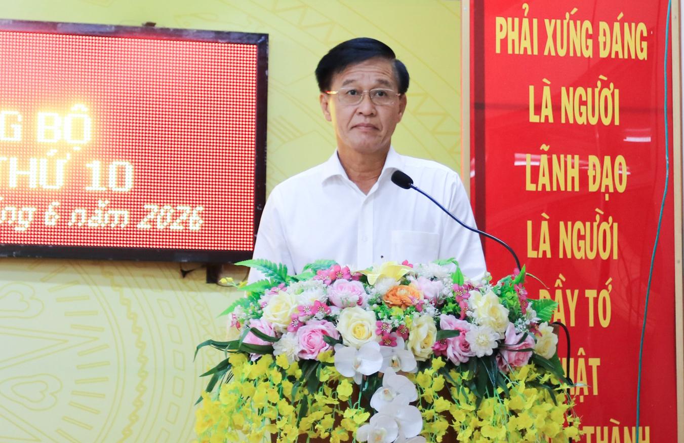 Tỉnh ủy viên, Bí thư Đảng ủy, Chủ tịch HĐND phường Mỹ Thới Trần Minh Nhựt phát biểu kết luận hội nghị