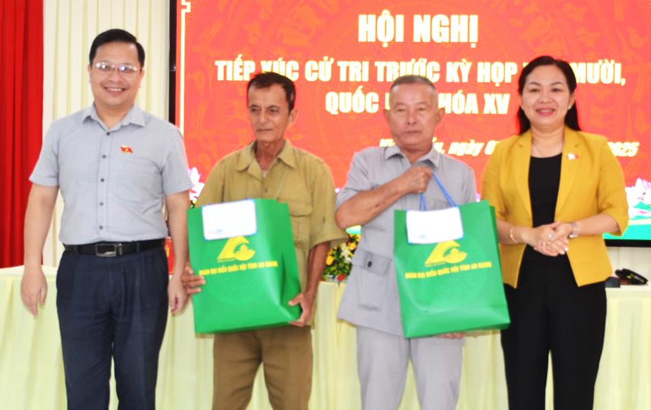 Đại biểu Quốc hội tiếp xúc cử tri trước Kỳ họp thứ 10