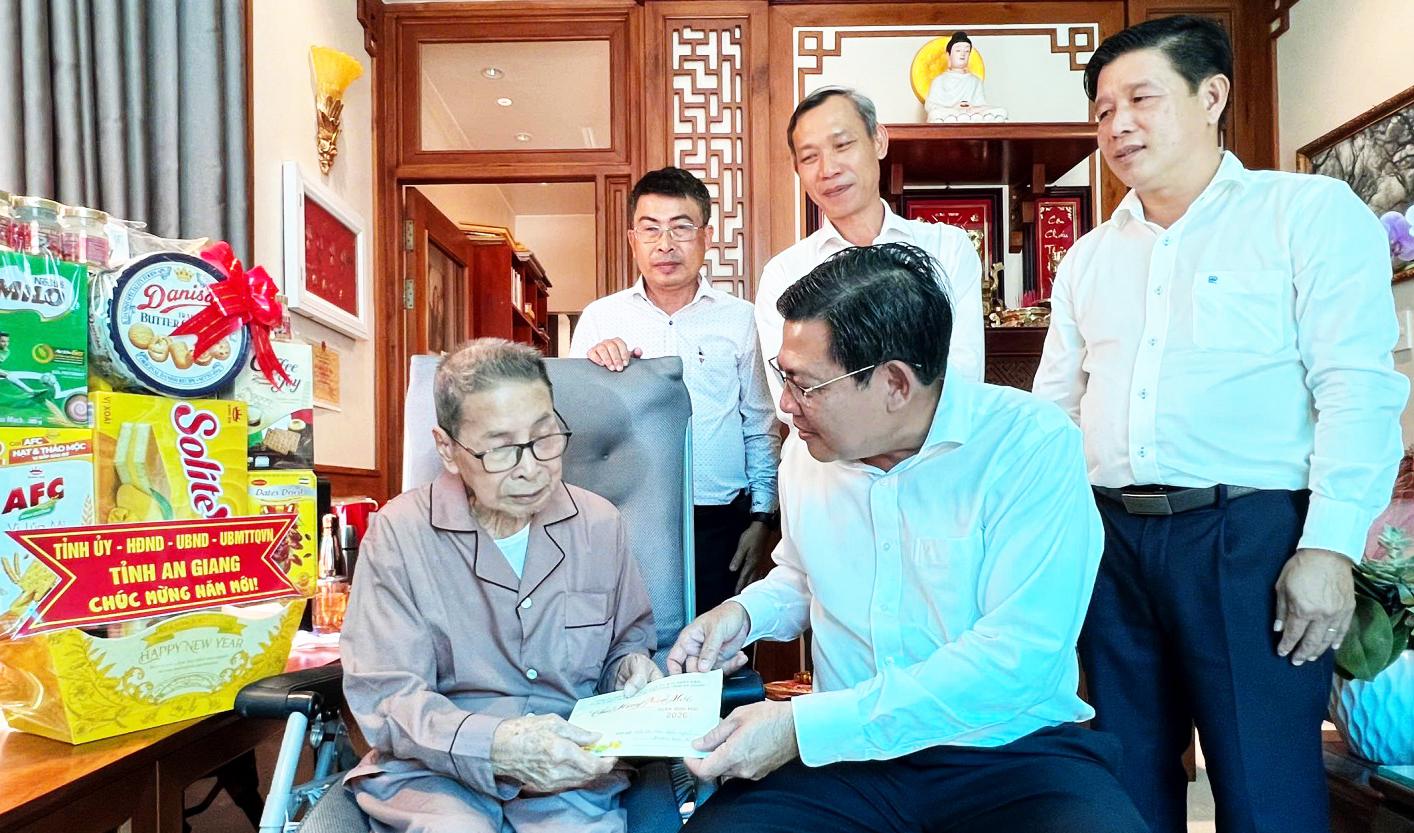 Phó Chủ tịch UBND tỉnh An Giang Ngô Công Thức tặng quà cho bà Phạm Thị Liên, sinh năm 1928 và ông Phạm Văn Long, sinh năm 1932 (cán bộ tiền khởi nghĩa) tại phường Bình Đức