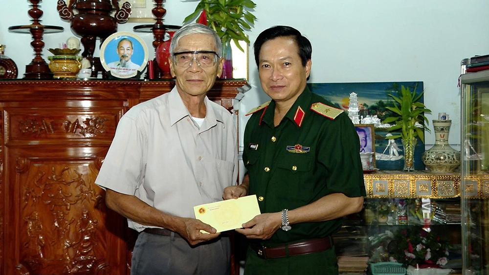 Quân ủy Trung ương thăm, tặng quà đại tá, Anh hùng Lực lượng vũ trang Nhân dân Huỳnh Trí