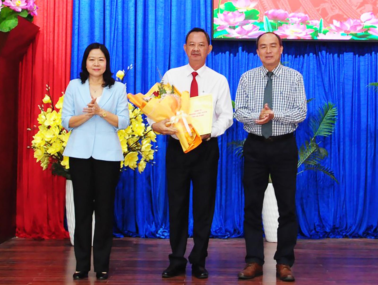 Tỉnh ủy vi&ecirc;n, B&iacute; thư Đảng ủy phường Long Xuy&ecirc;n L&acirc;m Quang Thi v&agrave; Ph&oacute; B&iacute; thư Thường trực Đảng ủy V&otilde; Thị Xu&acirc;n Kiều trao quyết định v&agrave; tặng hoa ch&uacute;c mừng Đảng bộ  Agribank Chi nh&aacute;nh An Giang