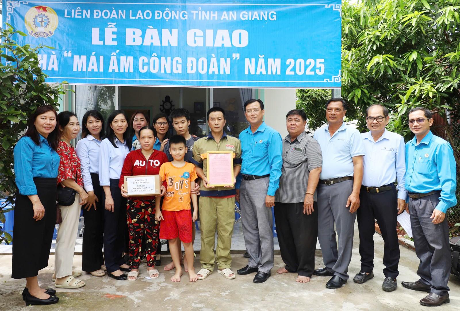 Công đoàn tỉnh An Giang thăm doanh nghiệp và bàn giao “Mái ấm Công đoàn”