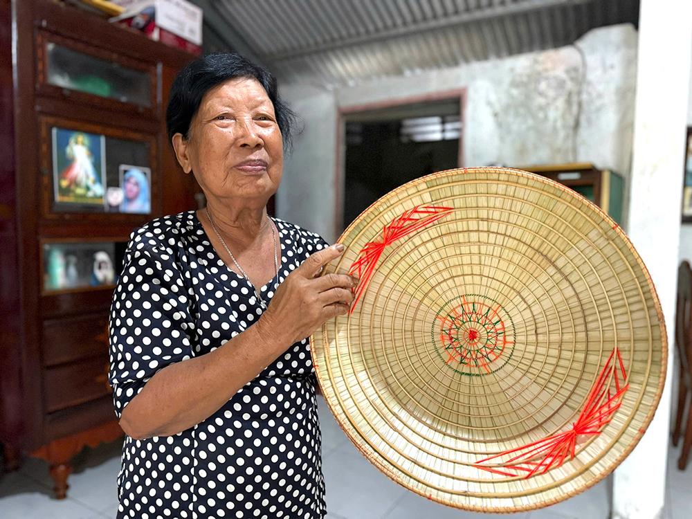 Giữ lửa nghề chằm nón lá ở xã Thạnh Đông