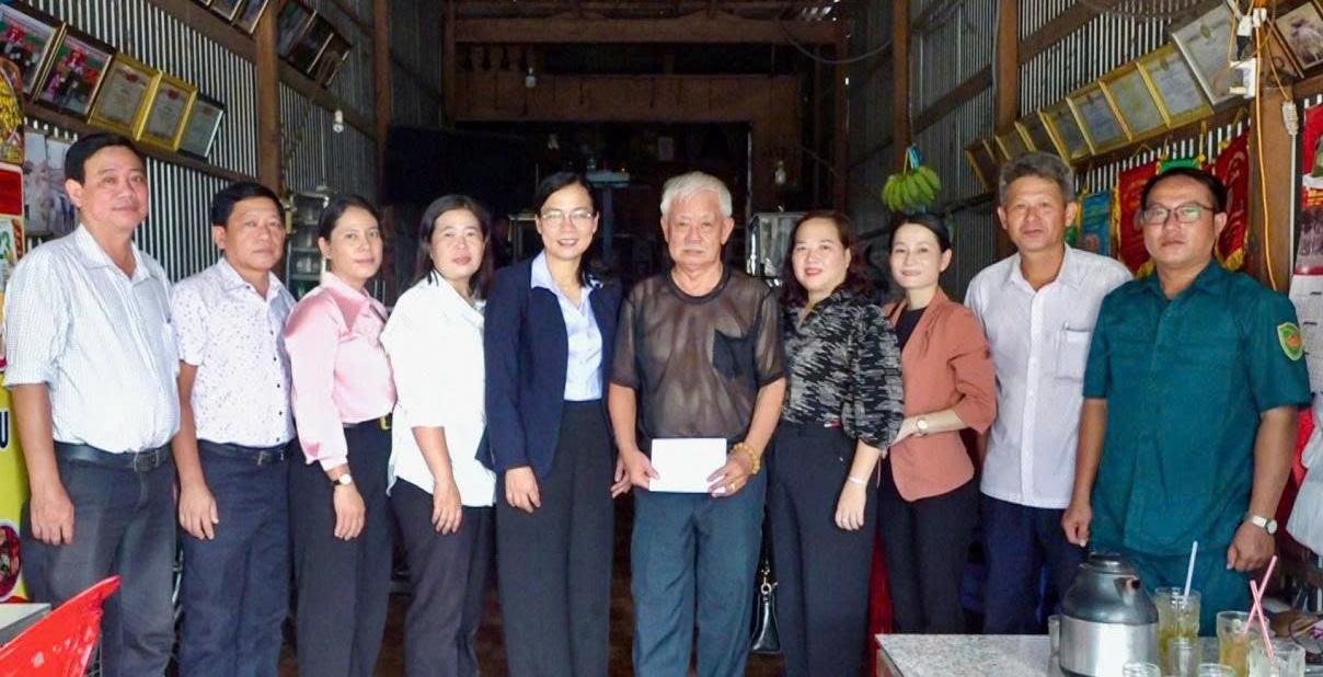 Các địa phương tổ chức thăm, tặng quà gia đình chính sách tiêu biểu