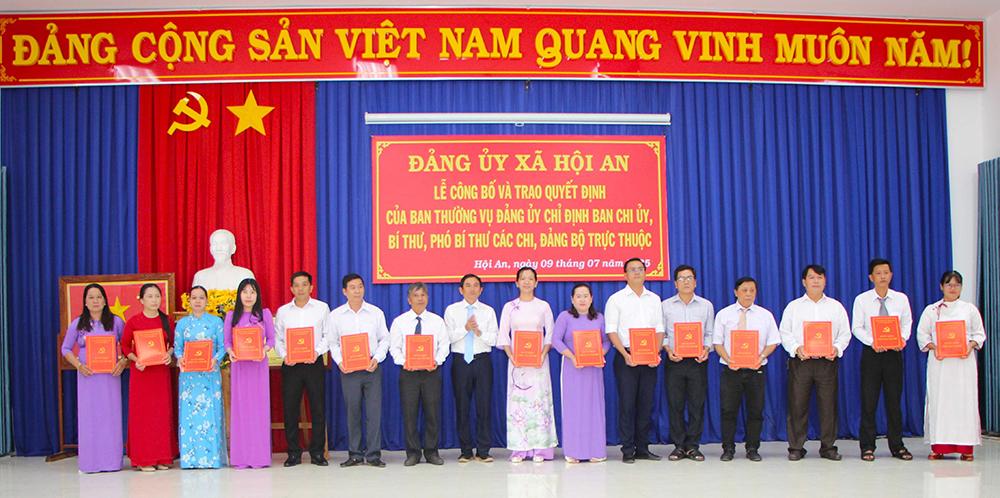 Đảng ủy xã Hội An công bố và trao quyết định thành lập 47 chi, đảng bộ trực thuộc