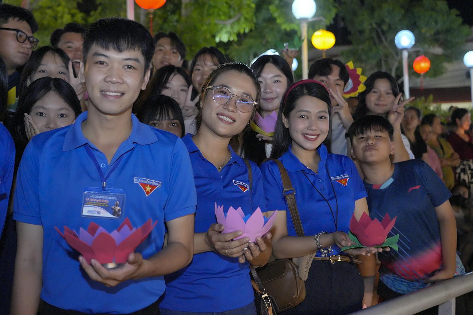 Hàng ngàn hoa đăng lung linh tỏa sáng trên sông Kiên