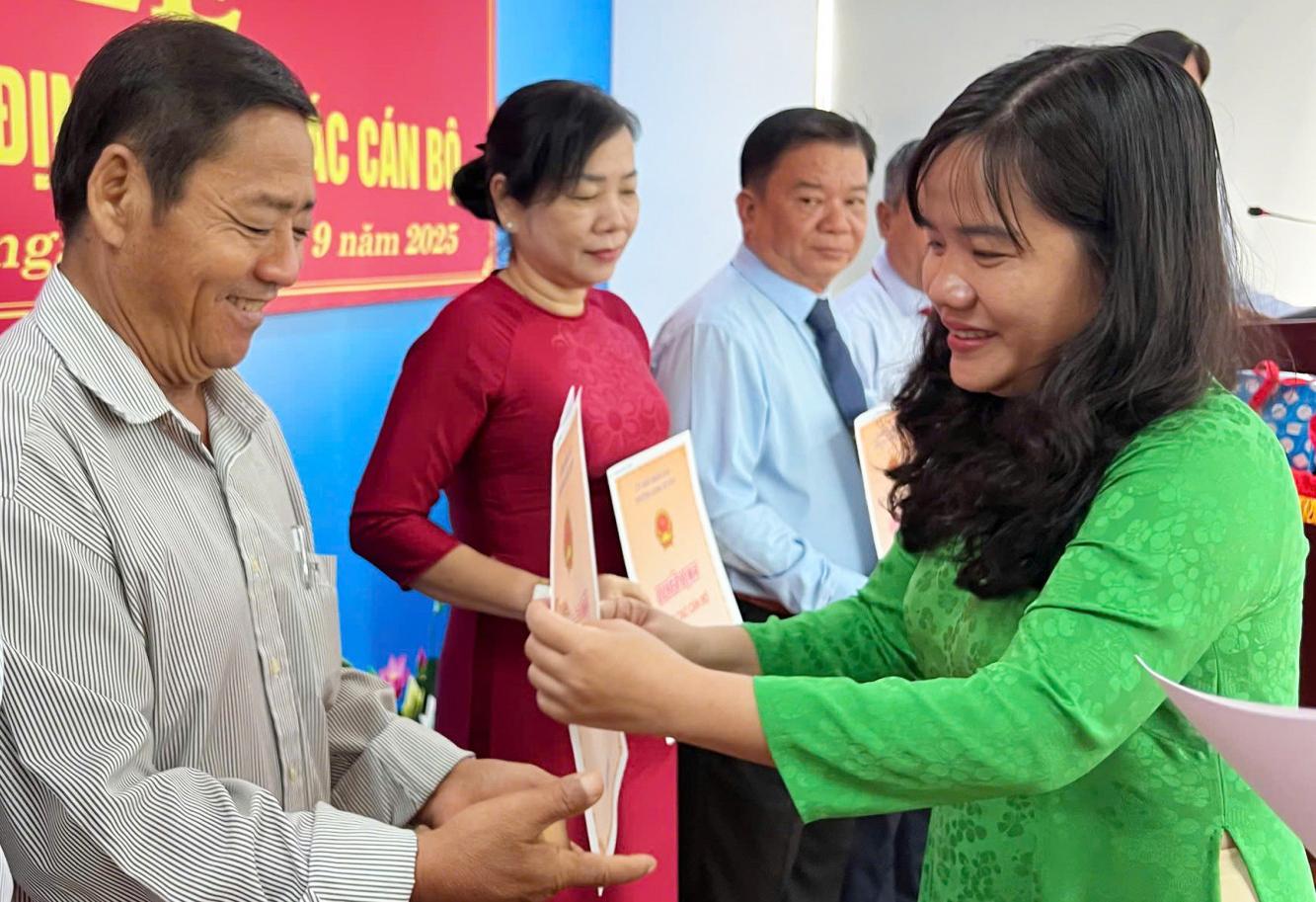 Phường Long Xuyên trao quyết định công tác cán bộ