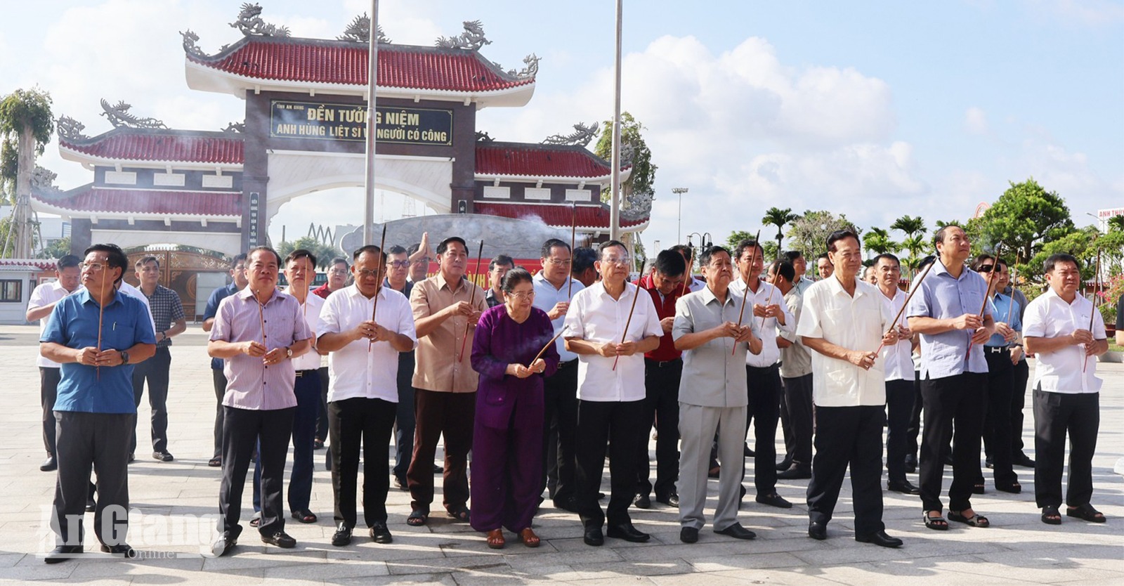 Nguyên Thủ tướng Nguyễn Tấn Dũng dâng hương tri ân các Anh hùng liệt sĩ tại An Giang