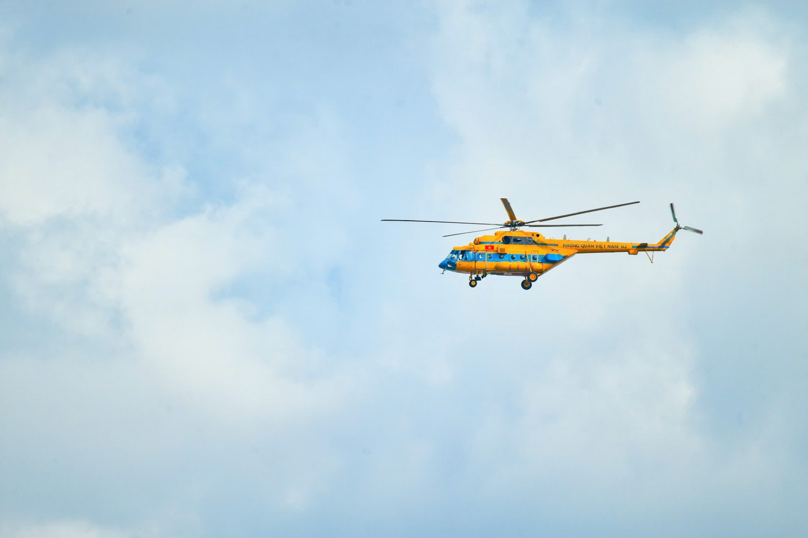 Thực hành bay huấn luyện trên vùng biển phường Rạch Giá