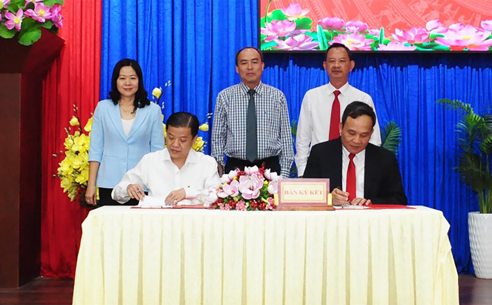 Đại diện hai đơn vị k&yacute; kết bi&ecirc;n bản b&agrave;n giao