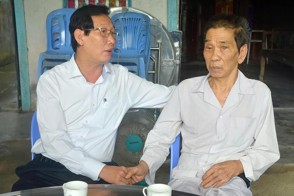 Phó Chủ tịch UBND tỉnh An Giang Lê Văn Phước thăm, tặng quà gia đình chính sách